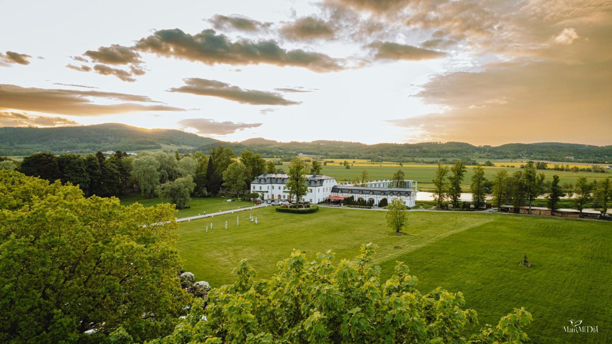 Palac Pakoszow Schlosshotel Wernersdorf Jelenia Gora Dış mekan fotoğraf The hotel