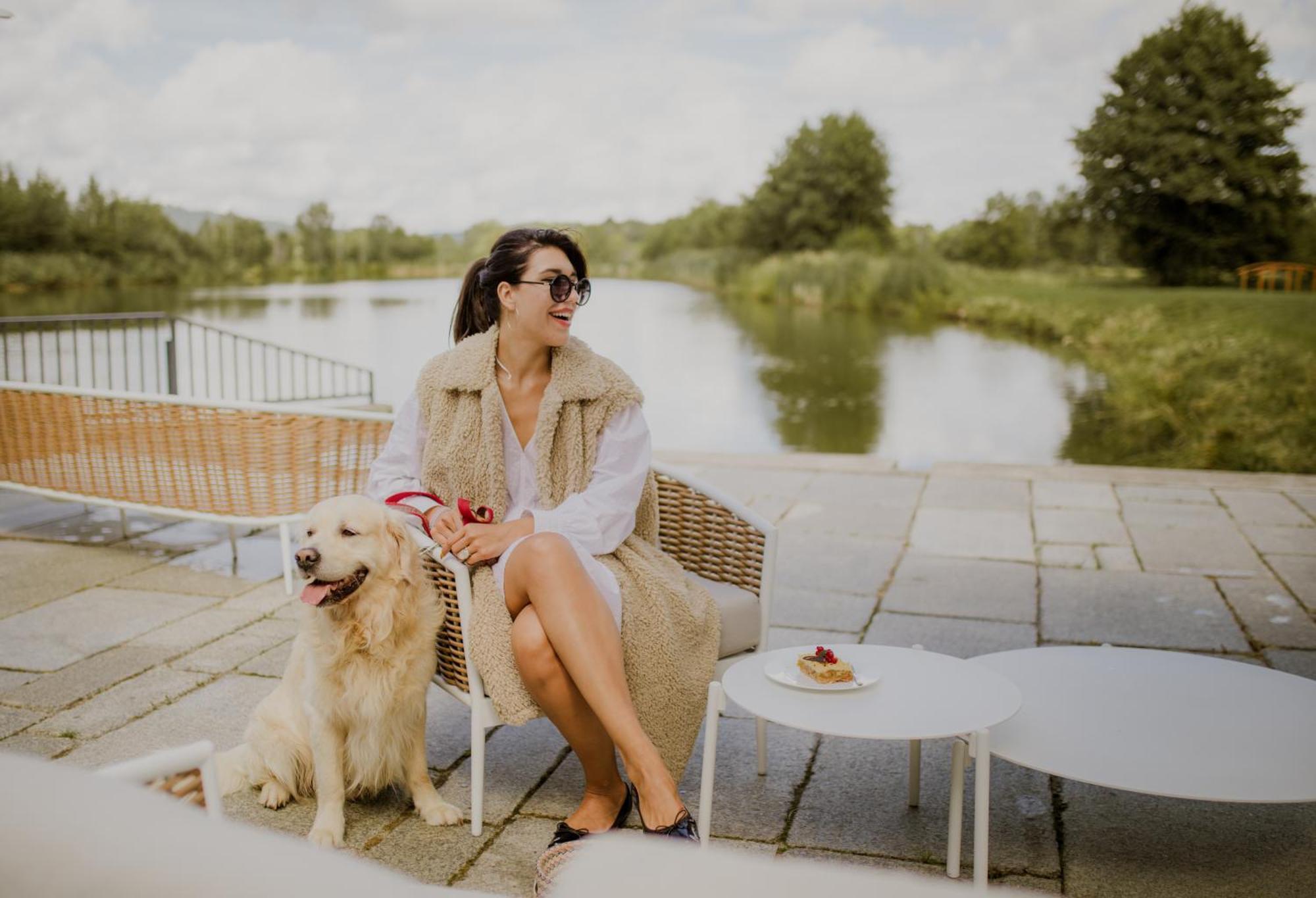 Palac Pakoszow Schlosshotel Wernersdorf Jelenia Gora Dış mekan fotoğraf A woman with her dog