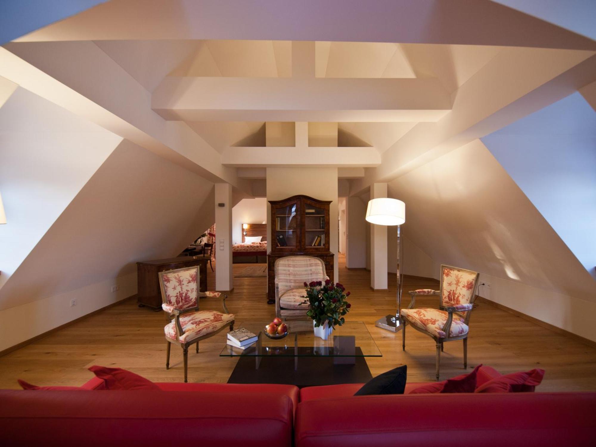 Palac Pakoszow Schlosshotel Wernersdorf Jelenia Gora Dış mekan fotoğraf The interior of a suite at the Hotel de l'Europe