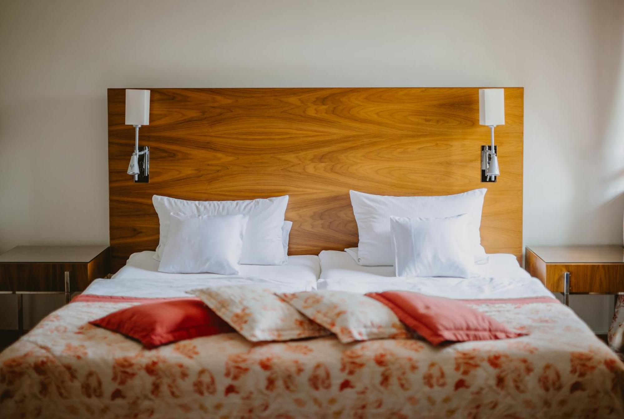 Palac Pakoszow Schlosshotel Wernersdorf Jelenia Gora Dış mekan fotoğraf A bed with pillows