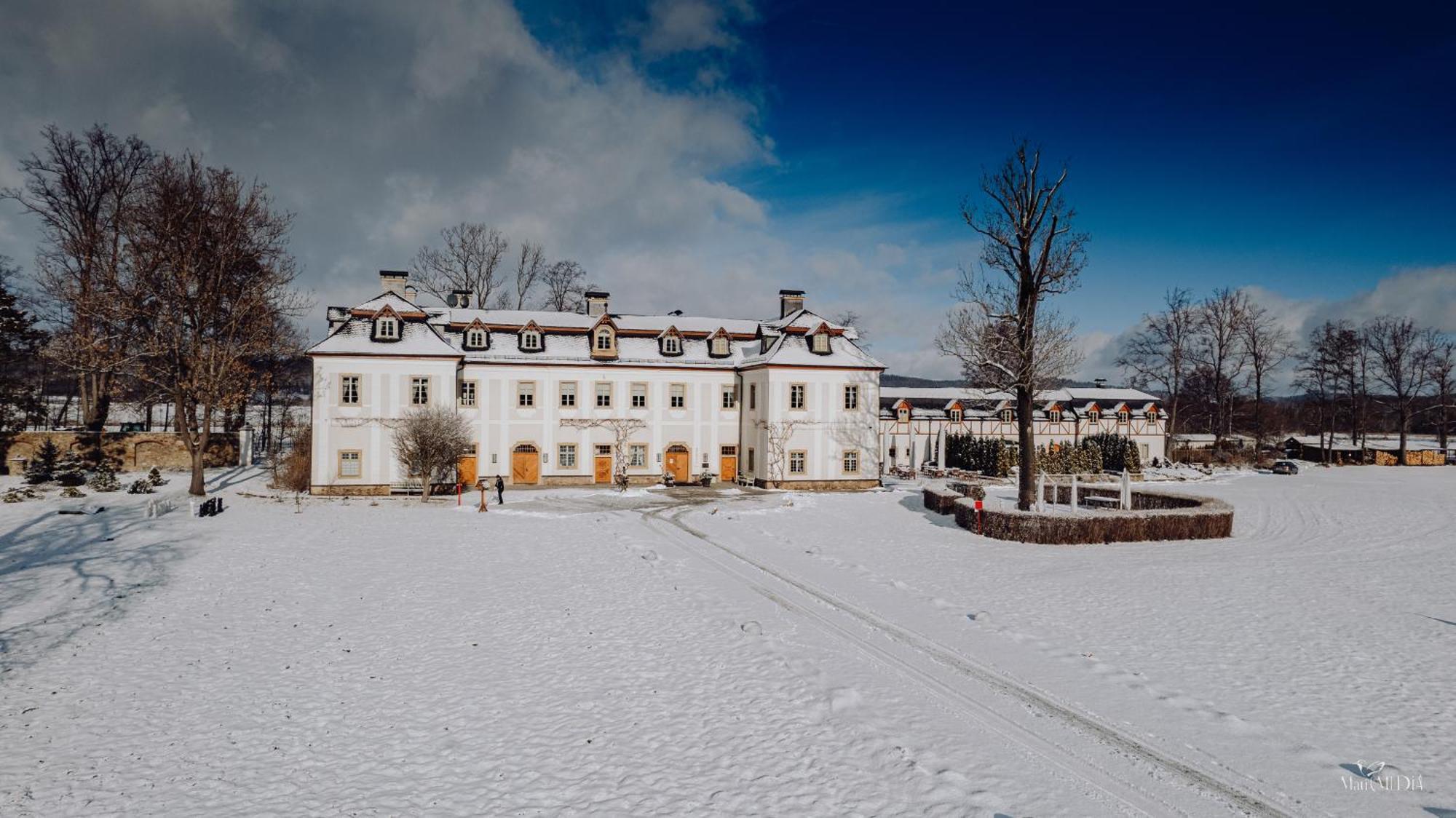 Palac Pakoszow Schlosshotel Wernersdorf Jelenia Gora Dış mekan fotoğraf The main building of the university