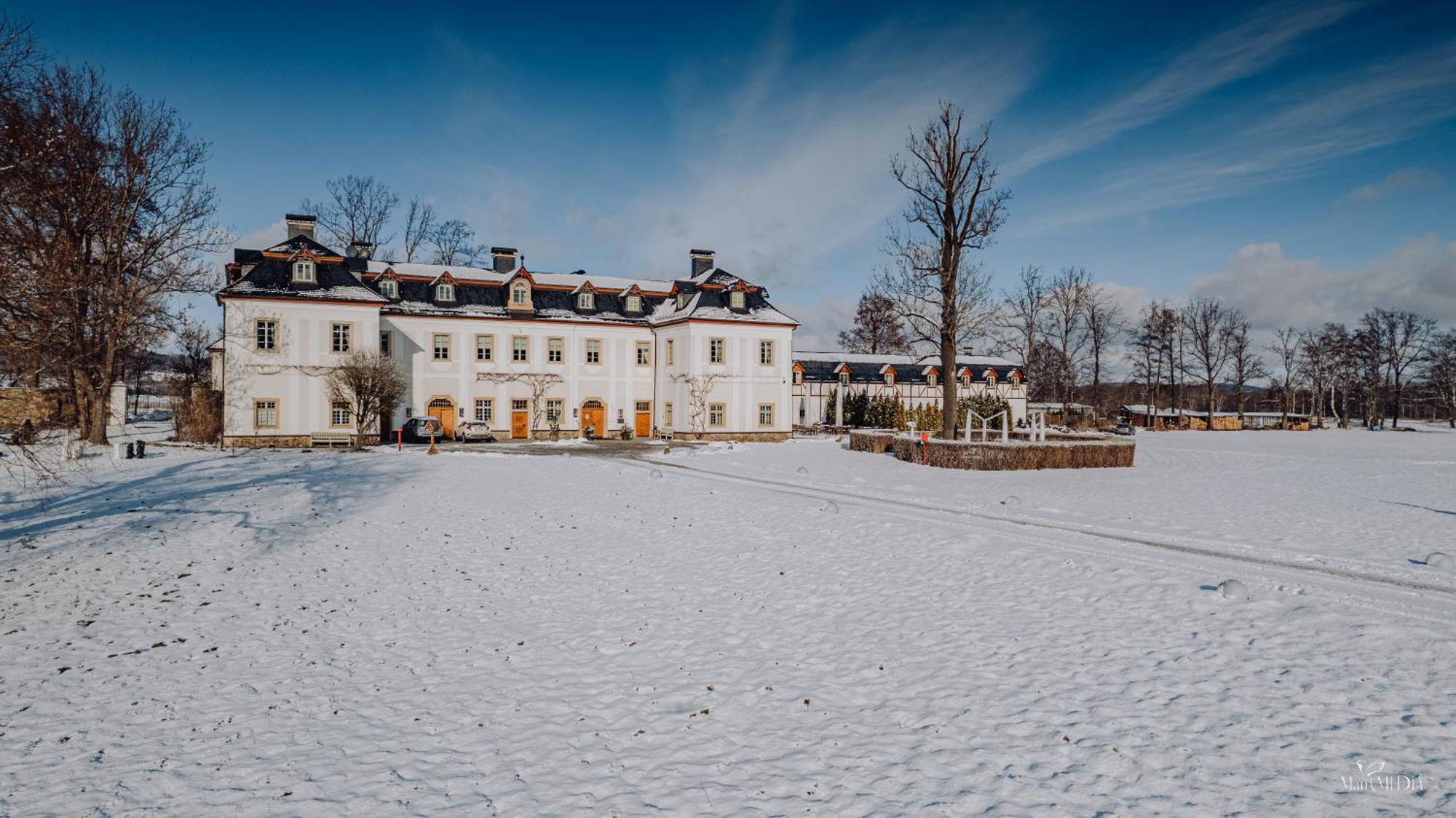 Palac Pakoszow Schlosshotel Wernersdorf Jelenia Gora Dış mekan fotoğraf The main building of the school