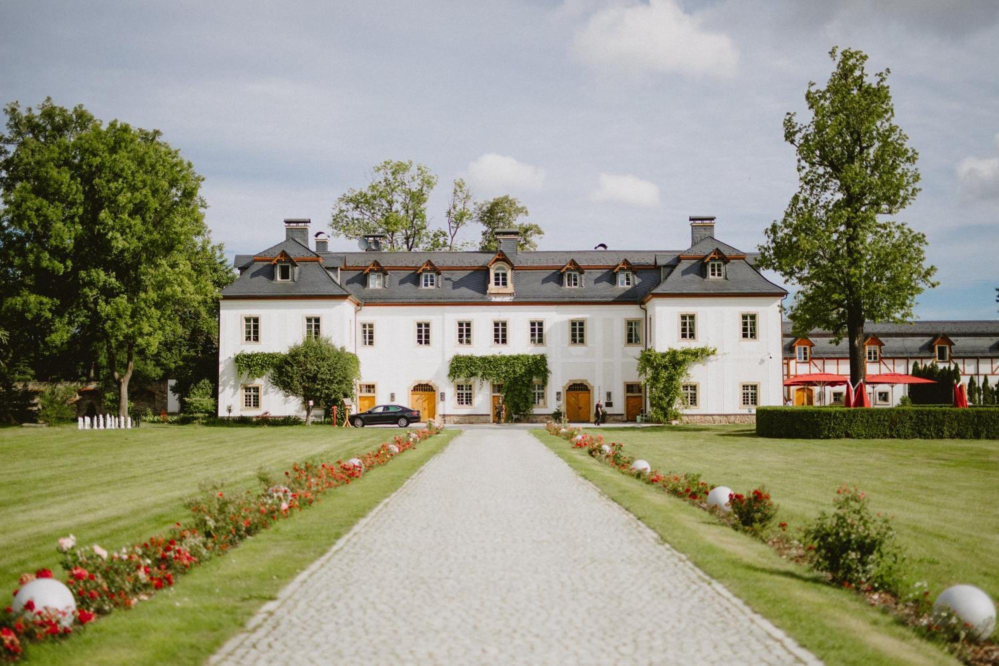 Palac Pakoszow Schlosshotel Wernersdorf Jelenia Gora Dış mekan fotoğraf The main building of the former abbey