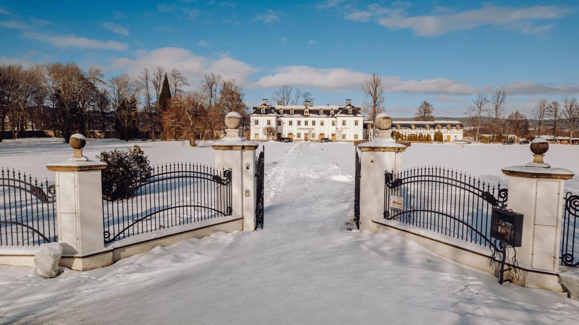 Palac Pakoszow Schlosshotel Wernersdorf Jelenia Gora Dış mekan fotoğraf The main entrance to the estate