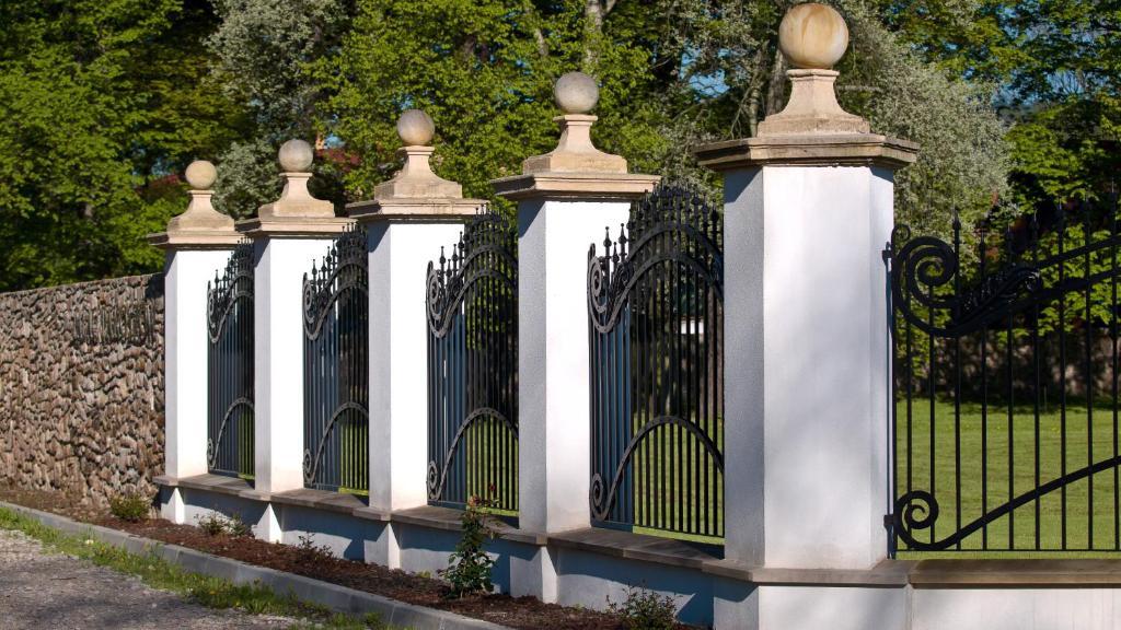 Palac Pakoszow Schlosshotel Wernersdorf Jelenia Gora Dış mekan fotoğraf The gate piers